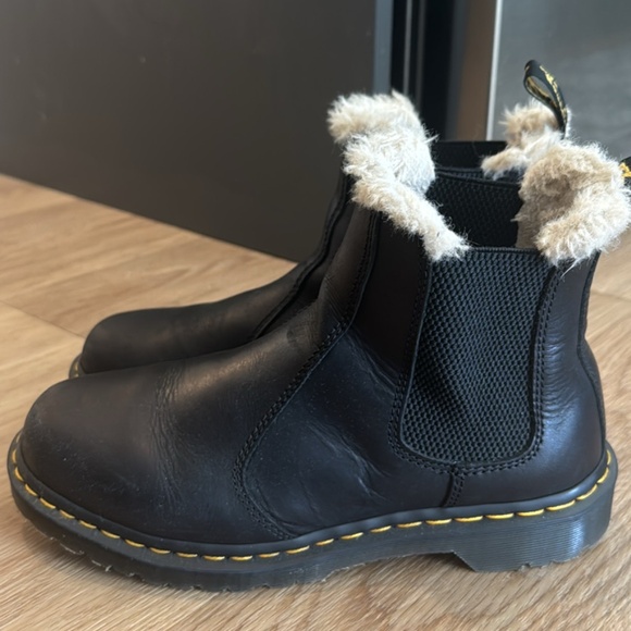 DR MARTENS BOOTS 2976 WOMEN'S FAUX FUR LINED CHELSEA - Picture 2 of 3